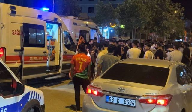 Otomobil park halindeki araçlara çarptı: 4 yaralı