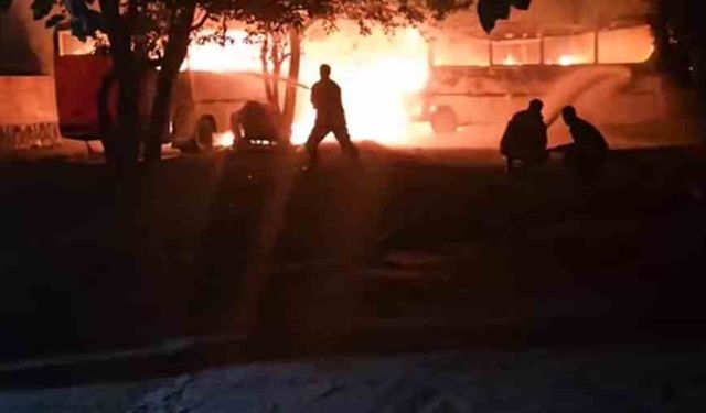Park halindeki 2 midibüs alevlere teslim oldu