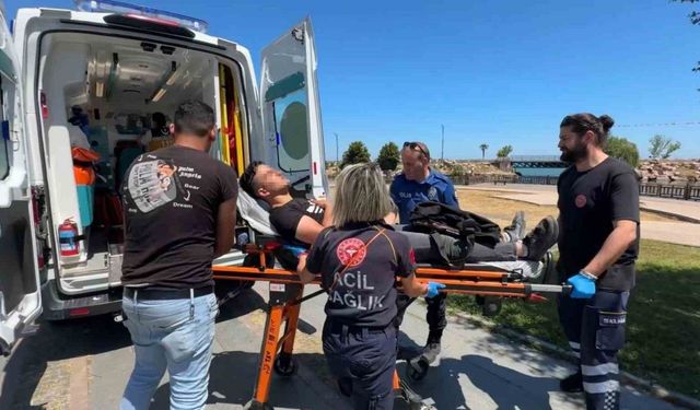 Parkta hareketsiz yatan genç hastaneye kaldırıldı