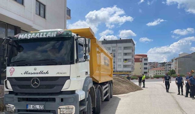 Polisten kaçamayacağını anlayınca fazla yükünü sanayinin ortasına döktü
