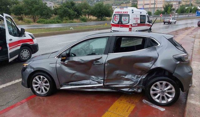 Samsun’da hafif ticari araç otomobile yandan çarptı: 3 yaralı