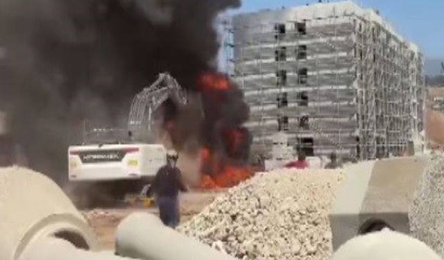Şantiye alanında binaya sıçrayan yangın söndürüldü