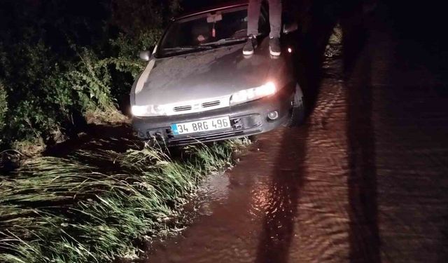 Su borusu patladı, sürüklenen araçtaki sürücü mahsur kaldı