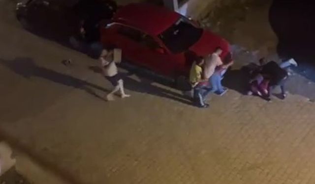 Tadilat esnasında çıkan sesten başlayan kavgada komşular birbirlerine silah, bıçaklı ve briketle saldırdı