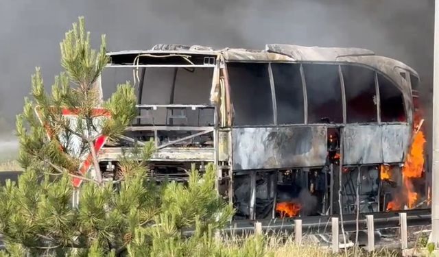 TEM’de yolcu otobüsü alev alev yandı: Yol trafiğe kapandı