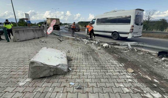 Tır, karayolları binasını teğet geçti: 1 tonluk beton blokları parçaladı