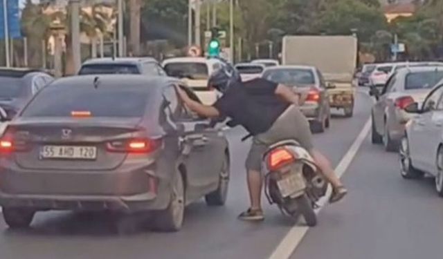 Trafikte tartışma büyüdü: Motosikletli sürücü otomobile vurdu