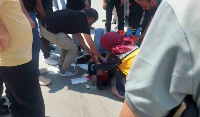 Vatandaşlar yerdeki yaralıyı güneşten korumak için dondurma şemsiyesi kullandı