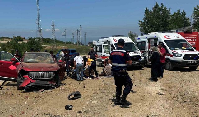Yalova’da otomobil 4 metre yükseklikten yola uçtu: 2 yaralı