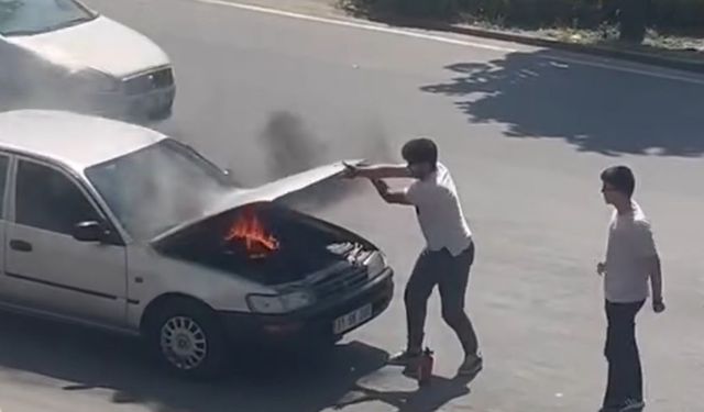 Yanan otomobili duyarlı vatandaşlar söndürdü
