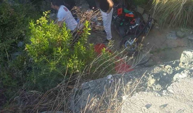 Yol kenarına devrilen motosikletin sürücüsü öldü