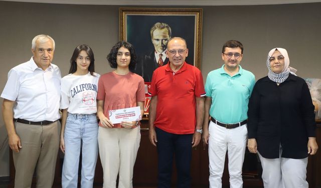 Başkan Çetin Akın’dan genç öğrenciye tebrik