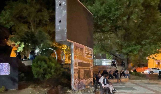 Deprem korkusuyla geceyi sokakta geçirdiler