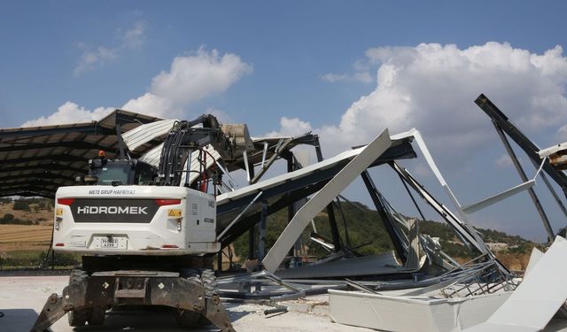 Yolçatı Mahallesi’nde kaçak iş yeri yıkıldı