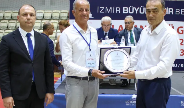 İzmir Büyükşehir Spor Kulübü’nde bayrak değişimi