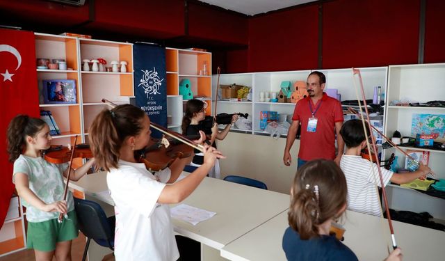 Başkan Çerçioğlu ile Aydınlı minikler keman öğreniyor