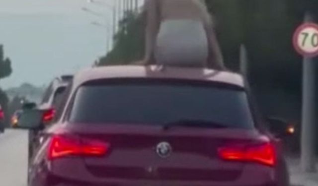 Çeşme’de trafiği tehlikeye atan dans...