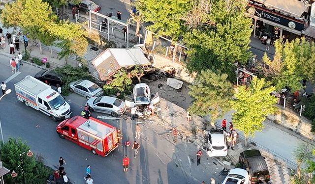 Freni patlayan kamyon 10 araca çarpıp, kanala düştü