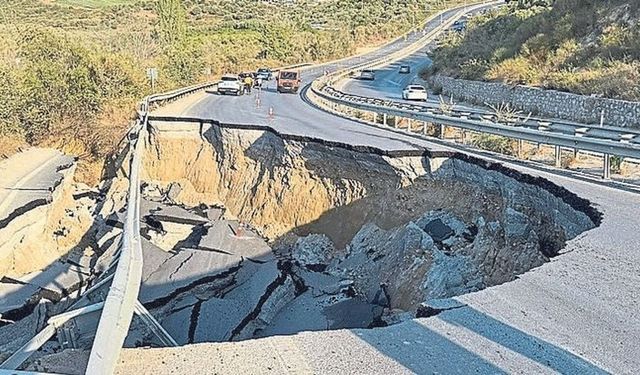 Kuşadası'nda çöken yol Meclis'e taşındı... Yanlış dolgu mu?