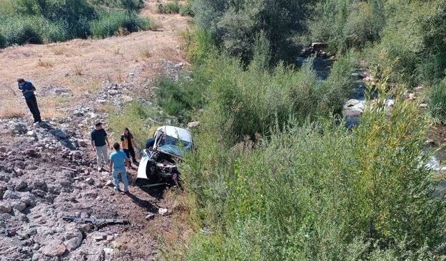 Otomobil dere yatağına uçtu: 2 ölü
