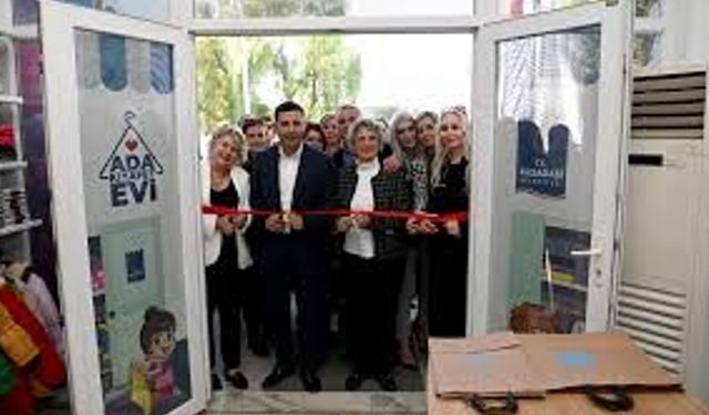 Kuşadası'nda çocukların yüzü 'Ada Kıyafet Evi̇' i̇le gülecek