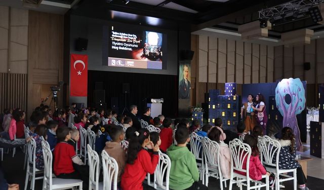 Eğlenceli ve öğretici çocuk tiyatrosu,miniklerden büyük beğeni topladı