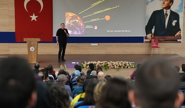 'Evrenin Doğumu ve Ölümü' konferansı gerçekleştirildi