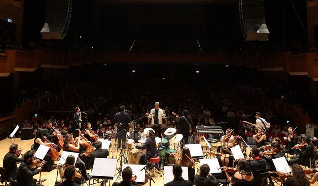 İzmir Oda Orkestrası Latin müzikleriyle dans ettirdi
