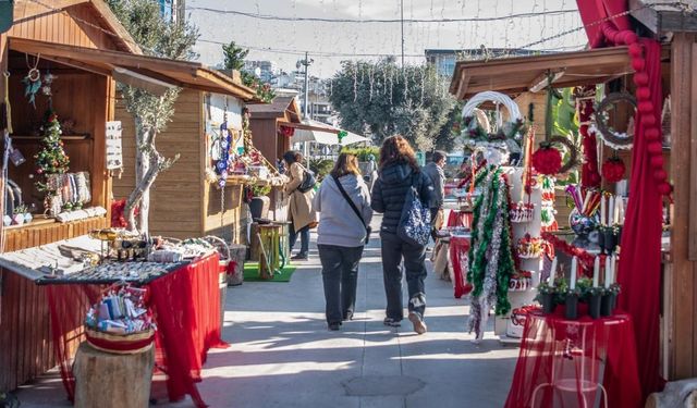Yeni yılın renkleri Kuşadası yılbaşı pazarı'nda