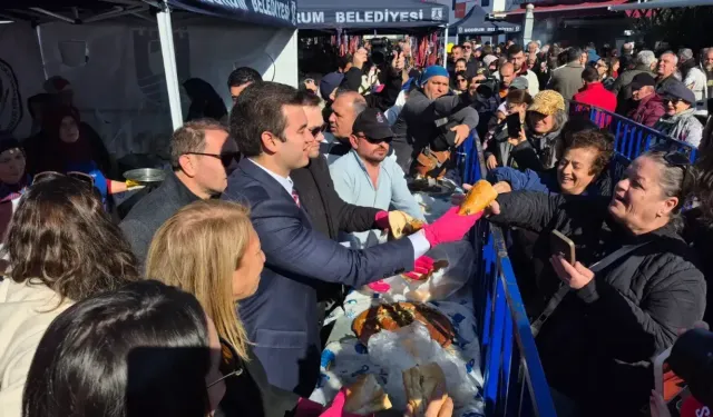 Bodrum'da 3 ton hamsi dağıtıldı