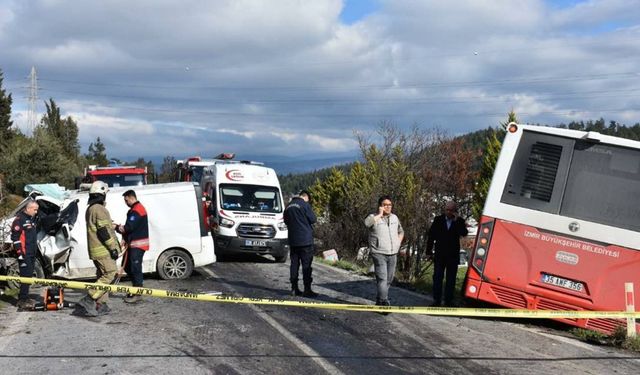 Bornova'da otobüs ile panelvan çarpıştı: 1 Ölü, 8 Yaralı