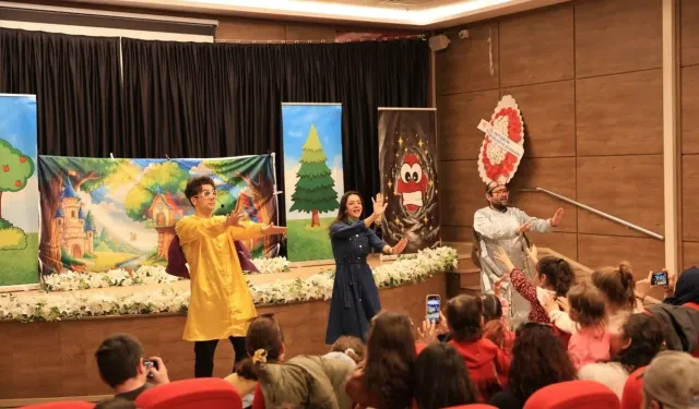 Efeler'de minikler tiyatroyla buluşuyor