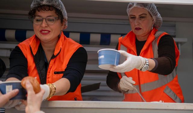 Kuşadası Belediyesi'nden içleri ısıtan sıcak çorba ikramı
