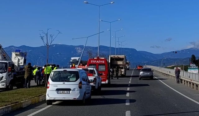 Otomobil çöp kamyonuna çarptı: 1 ölü