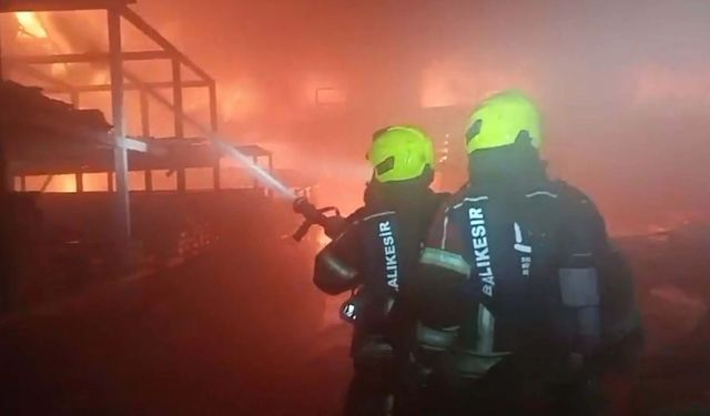 Balıkesir'de Depo Yangını! Kara Duman Gökyüzünü Kapladı