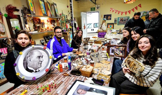 Bornova'da gençler atıkları sanata dönüştürdü