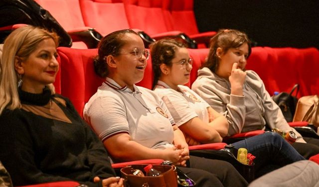 Bornova'da sinema salonu kahkahalarla doldu