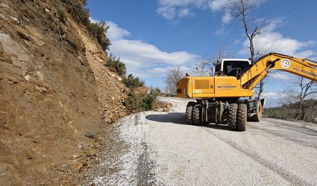 Büyükşehir ekiplerinden Buldan ve Babadağ'da riskli yollarda çalışma