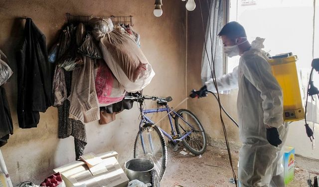 Efeler Belediyesi'nden çöp evlerde kapsamlı temizlik çalışması