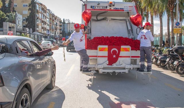 Kuşadası sokaklarında sevgi rüzgarı