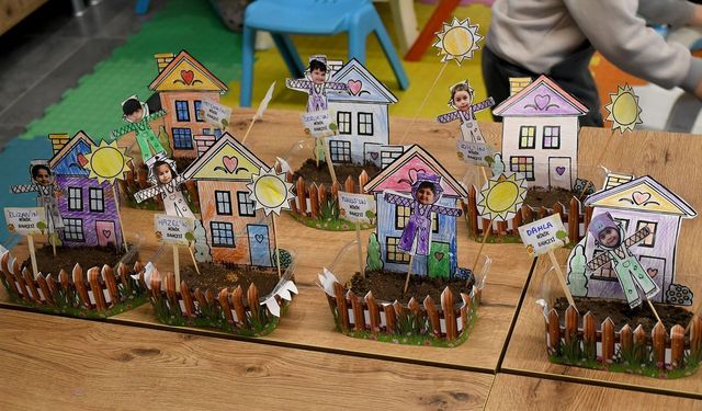 Kuşadası'nda minik eller tasarladıkları evlerin bahçesine tohum ekti