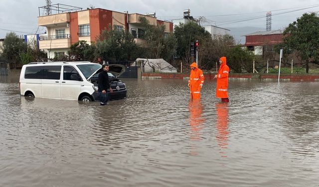 Osmaniye'de Sağanak Hayatı Felç Etti, Araçlar Mahsur Kaldı