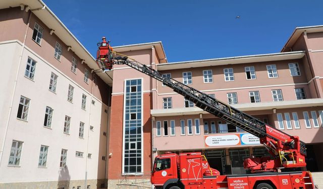 Büyükşehir'den deprem haftası'nda öğrencilere gerçeğini aratmayan tatbikat