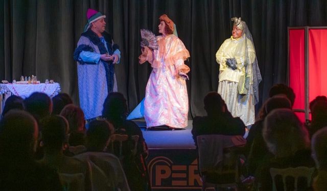 Kuşadası Tiyatro Günleri'nde kahkaha dolu anlar yaşandı