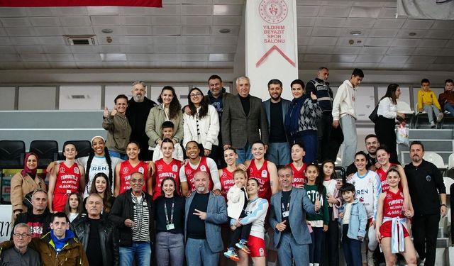 Manisa'nın tek kadın basketbol takımı zirve takibini sürdürüyor