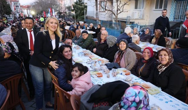 Merkezefendi akkonak mahallesi'nde iftar sofrası kurdu