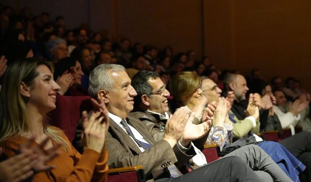 Turgutlu'da 'Aşk-ı Müebbet' oyununa büyük ilgi