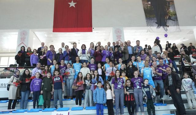 Turgutlu'da sahadan ve tribünlerden tek ses yükseldi: 'Kadına şiddete hayır'