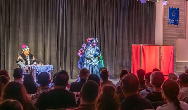 Sanatın kalbi Kuşadası'nda attı : Dünya Tiyatro Günü'nde Pera'da tiyatro şöleni