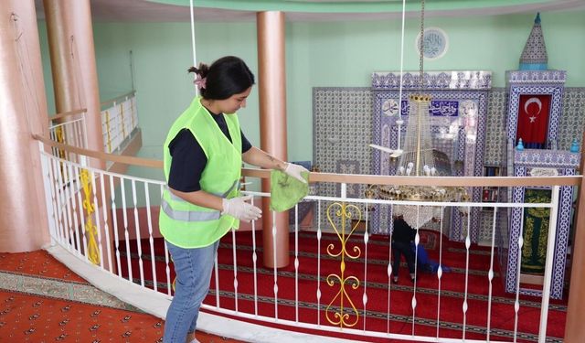 Çiğli'de bayram öncesi ibadethanelerde kapsamlı temizlik